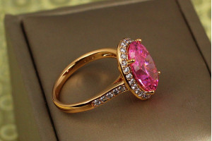 Кільце Xuping Jewelry малинки з рожевим камнем р 18 золотисте