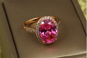 Кільце Xuping Jewelry малинки з рожевим камнем р 19 золотисте