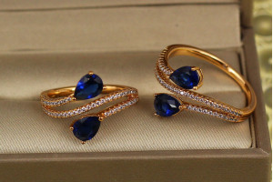 Кільце Xuping Jewelry зустрічні краплі із синіми каменями р 17 золотисте