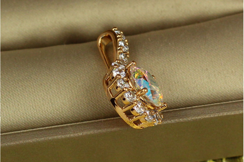 Кулон Xuping Jewelry круглий камінь світлий хамелеон у обідку з фіанітів 2.3 см золотистий