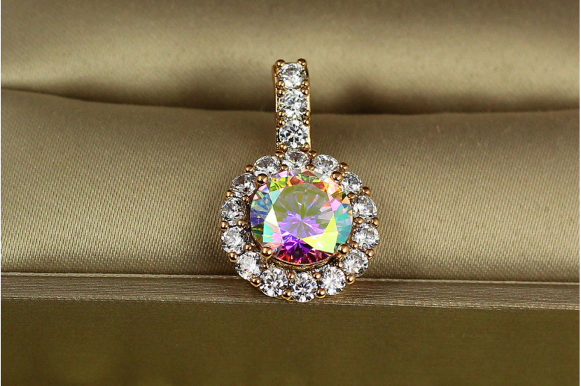 Кулон Xuping Jewelry круглий камінь світлий хамелеон у обідку з фіанітів 2.3 см золотистий