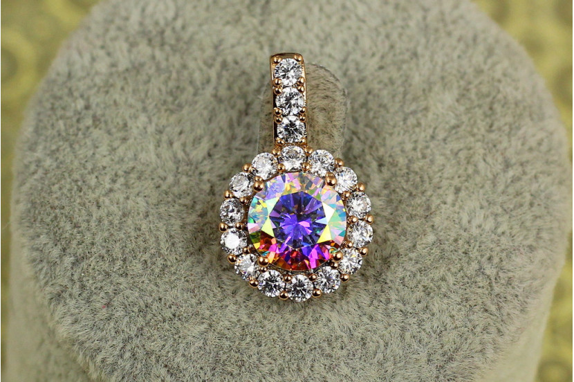 Кулон Xuping Jewelry круглий камінь світлий хамелеон у обідку з фіанітів 2.3 см золотистий