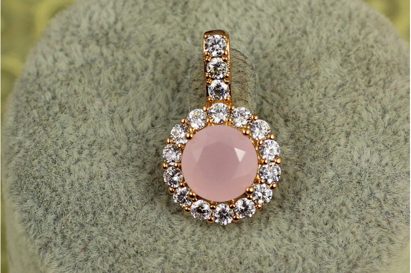 Кулон Xuping Jewelry круглий камінь імітація рожевого кварцу в обідку з фіанітів 2.3 см золотистий