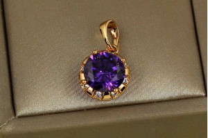 Кулон Xuping Jewelry фіолетовий камінь у оправі з білих фіанітів 11 мм золотистий