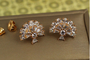 Сережки гвоздики Xuping Jewelry віял цариці 1.3 см золоті