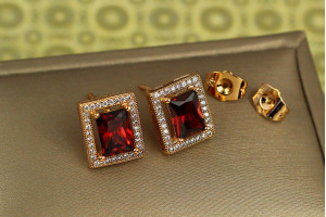 Сережки гвоздики Xuping Jewelry прямокутний обідок з червоним фіанітом 1.3 см золоті