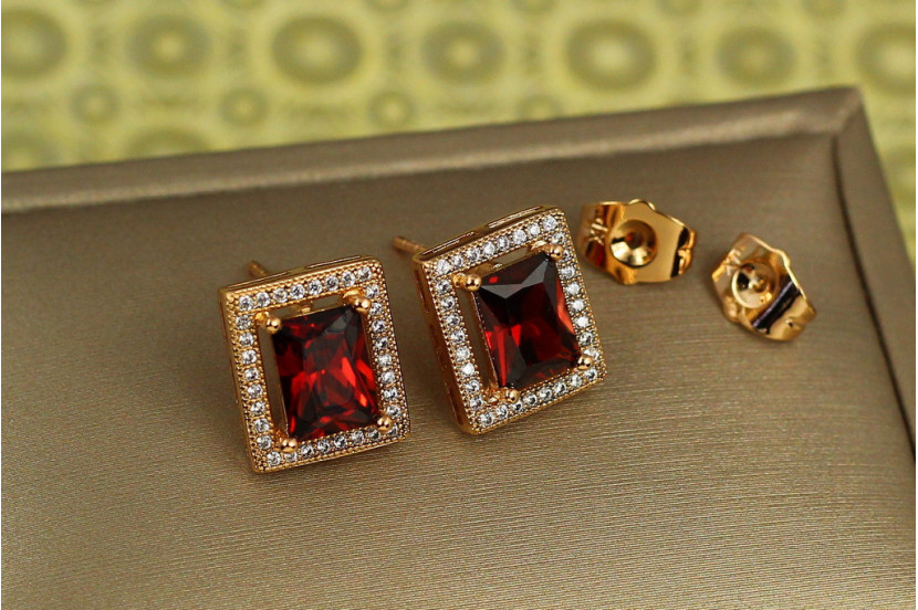 Сережки гвоздики Xuping Jewelry прямокутний обідок з червоним фіанітом 1.3 см золотисті