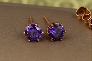 Сережки гвоздики Xuping Jewelry фіолетовий фіаніт на шість кріплень 6 мм золотисті