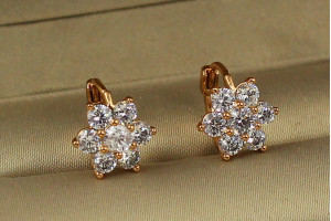 Сережки Xuping Jewelry ніжна квітка 1.2 см золоті