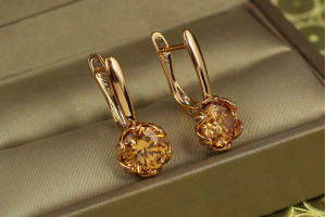 Сережки Xuping Jewelry велична простота з камнем шампанське 2.3 см золоті