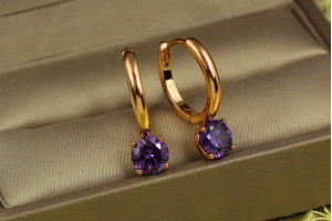 Сережки Xuping Jewelry кільце з фіолетовим камнем 2.1 см золоті