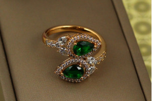 Кільце Xuping Jewelry Росинки із зеленим камнем р 19 золотисте