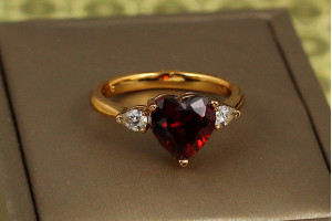 Кільце Xuping Jewelry серце з червоним камнем і краплями з боків р 19 золотисте