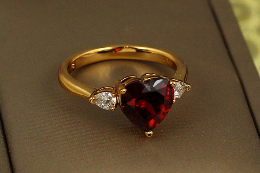 Кільце Xuping Jewelry серце з червоним каменем і краплями з боків р 19 золотисте