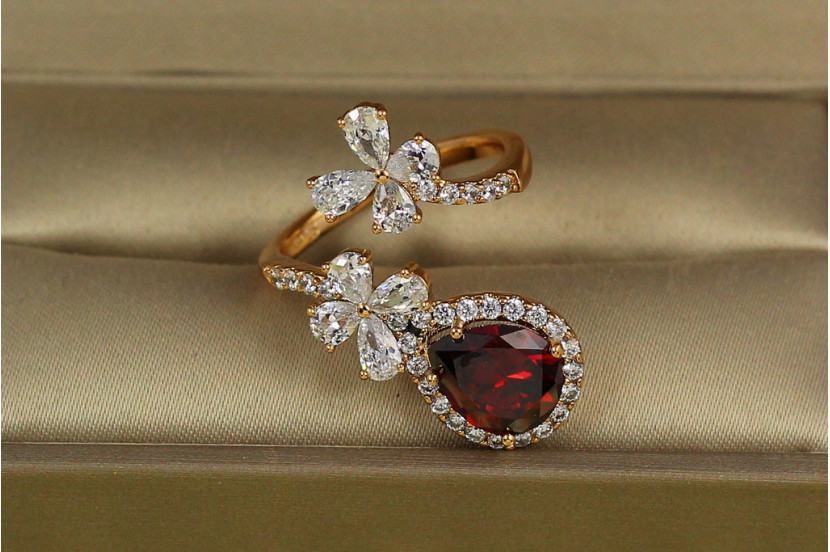 Кільце Xuping Jewelry Марсель з червоним каменем розсувне р 18 золотисте