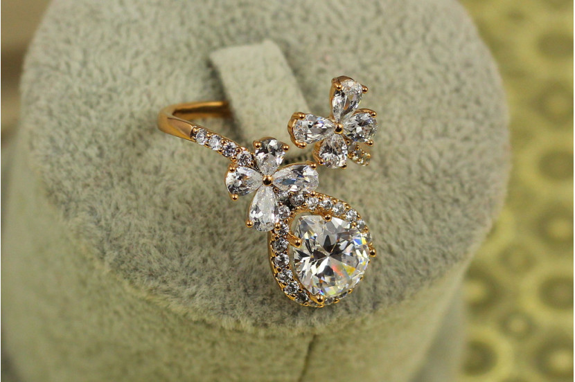Кільце Xuping Jewelry Марсель з білим каменем розсувне р 16 золотисте