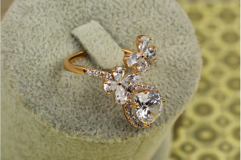 Кільце Xuping Jewelry Марсель з білим каменем розсувне р 18 золотисте