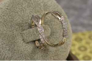 Сережки кільця Хuping Jewelry овальні з камінням три доріжки 2,2 см сріблясті
