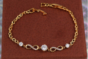 Браслет Xuping Jewelry вісімки з трьома білими каміннями по центру 21 см 7 мм золотистий