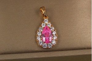 Кулон Xuping Jewelry крапля з рожевим фіанітом у обідку з великих каменів 1.7 см золотистий