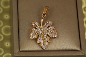 Кулон Xuping Jewelry Листок клена 2,5 мм золотистий