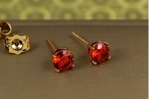 Сережки гвоздики Xuping Jewelry з червоним камнем на чотири кріплення 6 мм золотисті