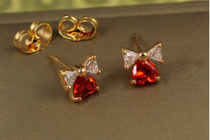 Сережки гвоздики Xuping Jewelry серце з бантиком із червоним камнем 7 мм золотисті