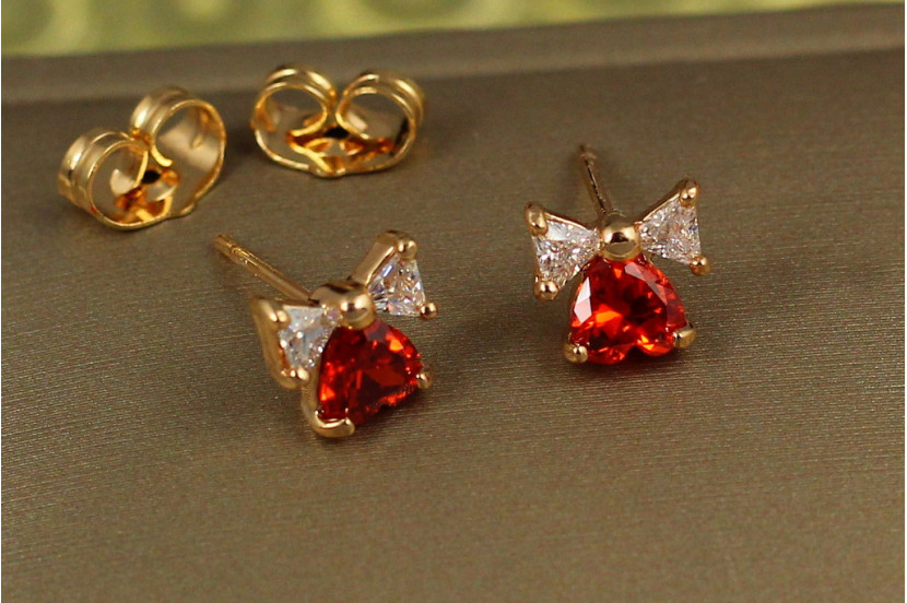 Сережки гвоздики Xuping Jewelry серце з бантиком із червоним каменем 7 мм золотисті