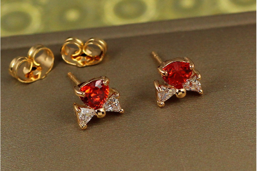 Сережки гвоздики Xuping Jewelry серце з бантиком із червоним каменем 7 мм золотисті