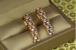 Сережки Xuping Jewelry Віконтеса з білими каменями 3 см золоті