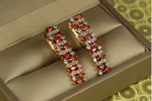 Сережки Xuping Jewelry Віконтеса з червоними каменями 3 см золоті