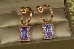 Сережки підвіски Xuping Jewelry прямокутники з фіолетовими каменями 3,5 см золоті