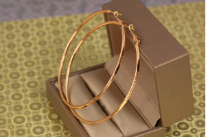 Сережки кільця Хuping Jewelry плоскі з малюнком 6,5 см золоті