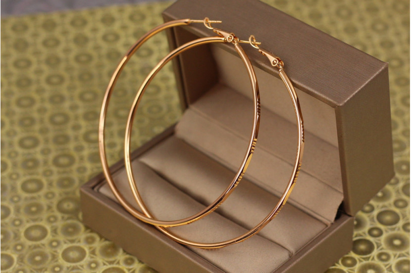 Сережки кільця Хuping Jewelry плоскі з малюнком 6,5 см золотисті