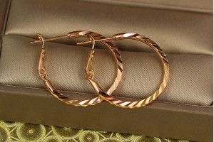 Сережки кільця Хuping Jewelry грані 2,5 см золоті